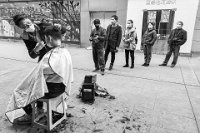 PSA GOLD MEDAL - HAIRCUTS ON THE STREET IN THE EPIDE - DAI ZUYU - china <div